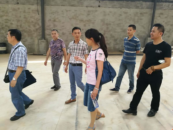 市農(nóng)業(yè)局領(lǐng)導(dǎo)陪同成都土壤肥料測試中心專家組一行到我公司調(diào)研