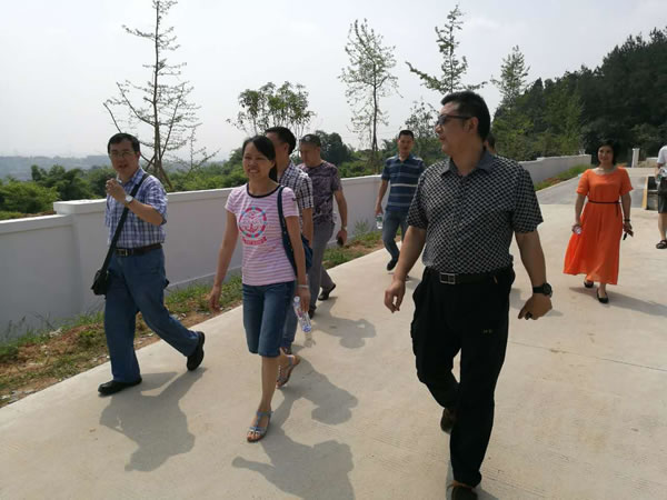 市農(nóng)業(yè)局領(lǐng)導(dǎo)陪同成都土壤肥料測試中心專家組一行到我公司調(diào)研