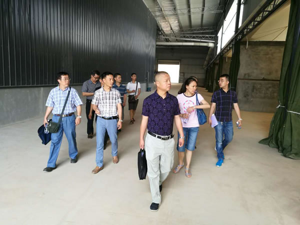 市農(nóng)業(yè)局領(lǐng)導(dǎo)陪同成都土壤肥料測試中心專家組一行到我公司調(diào)研