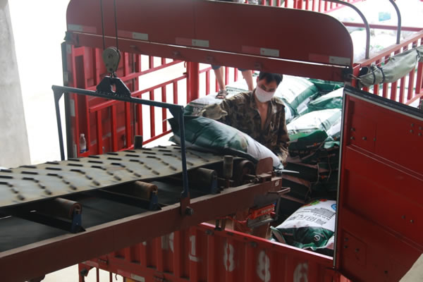 陜西蘋果基地備肥裝車